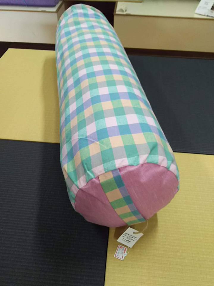 伸蔵オリジナル　　遠州綿紬カバー付き羽毛入り抱き枕　ショートサイズ